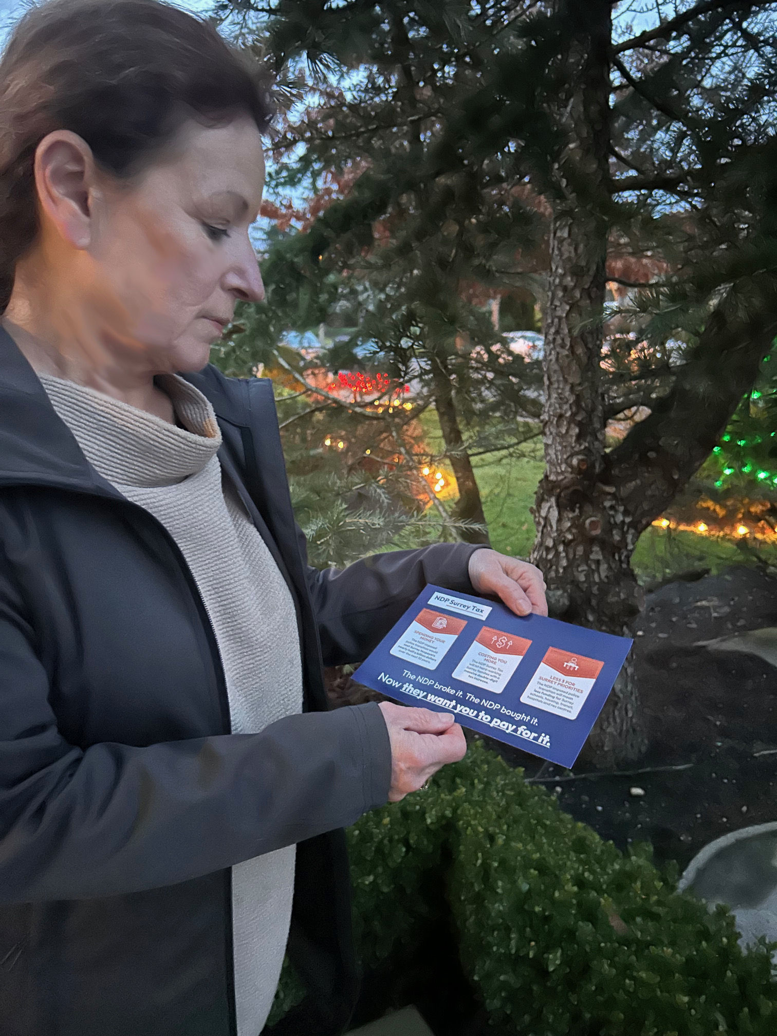 LAnnis with Card